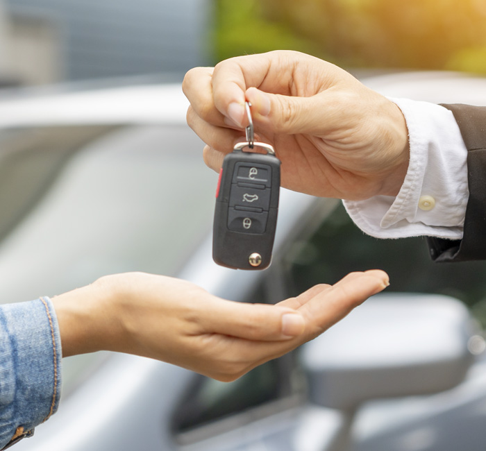 Entrega de llaves de un auto